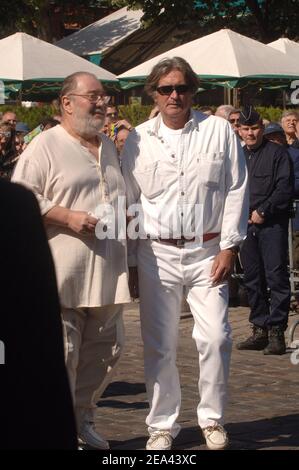 Le chanteur Carlos et le skipper Olivier de Kersauson arrivent à l'église St-Germain-des-Prés à Paris, en France, le 18 mai 2005, pour une messe en hommage au célèbre producteur de musique français Eddie Barclay, décédé vendredi dernier à l'âge de 84 ans. Photo par Gorassini-Mousse/ABACA Banque D'Images