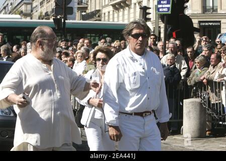 Le chanteur français Carlos (L) et le skipper Olivier de Kersauson arrivent à l'église St-Germain-des-Prés à Paris, en France, le 18 mai 2005, pour une messe en hommage au célèbre producteur de musique français Eddie Barclay, décédé vendredi dernier à l'âge de 84 ans. Photo par Gorassini-Mousse/ABACA Banque D'Images