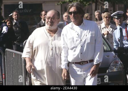 Le chanteur français Carlos (L) et le skipper Olivier de Kersauson arrivent à l'église St-Germain-des-Prés à Paris, en France, le 18 mai 2005, pour une messe en hommage au célèbre producteur de musique français Eddie Barclay, décédé vendredi dernier à l'âge de 84 ans. Photo par Gorassini-Mousse/ABACA. Banque D'Images