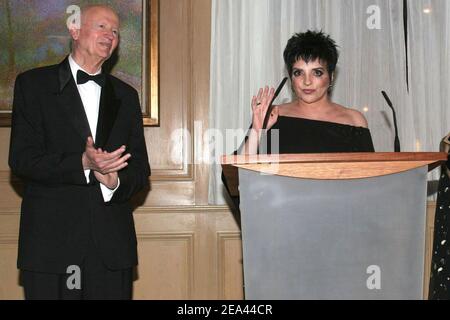 L'actrice et chanteuse AMÉRICAINE Liza Minnelli reçoit une palmeraie d'honneur du directeur du Festival Gilles Jacob lors d'un dîner tenu à l'Hôtel Carlton à Cannes pendant le 58e Festival International du film de Cannes, France, le 18 mai 2005. Photo de Benoit Pinguet/ABACA. Banque D'Images