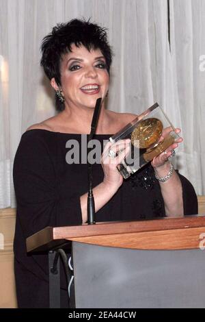 L'actrice et chanteuse AMÉRICAINE Liza Minnelli reçoit une palmeraie d'honneur du directeur du Festival Gilles Jacob lors d'un dîner tenu à l'Hôtel Carlton à Cannes pendant le 58e Festival International du film de Cannes, France, le 18 mai 2005. Photo de Benoit Pinguet/ABACA. Banque D'Images