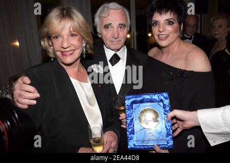 Photo du fichier - 'l'actrice française Jeanne Moreau, la chanteuse française Charles Aznavour et Liza Minnelli assistent à un dîner tenu à l'hôtel Carlton de Cannes après que Gilles Jacob ait honoré Liza Minnelli du prix 'Festival de Cannes' lors du 58e Festival International du film de Cannes, France, le 18 mai 2005. L'actrice Jeanne Moreau, l'une des plus grandes stars du cinéma français des 60 dernières années, est décédée à l'âge de 89 ans. La star est probablement mieux connue pour son rôle dans le nouveau film de François Truffaut de 1962 Jules et Jim. Elle a remporté un certain nombre de prix, y compris le prix de la meilleure actrice à Cannes pendant sept jours... Sept ni Banque D'Images