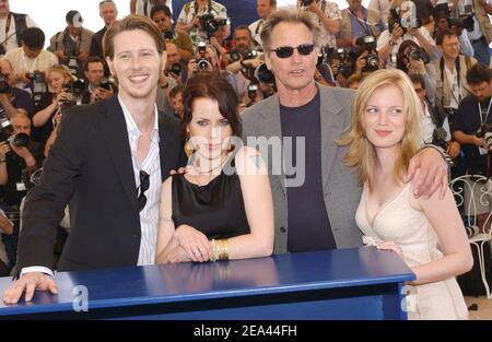 (de gauche à droite) l'acteur américain Gabriel Mann, l'actrice américaine Fairuza Balk, l'acteur américain Sam Shepard et l'actrice canadienne Sarah Polley posent lors d'une séance photo pour le film « Don't Come Knocking » du réalisateur allemand Wim Wenders lors du 58e Festival international du film de Cannes, à Cannes, en France, le 19 mai 2005. Photo de Hahn-Nebinger-Klein/ABACA. Banque D'Images