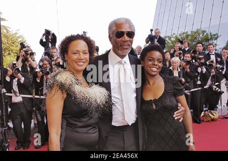 L'acteur américain Morgan Freeman avec sa femme Myrna et leur fille arrive pour la projection du film "les trois inhumations de Melquiades Estrada" réalisé par Tommy Lee Jones au 58e Festival International de Cannes, à Cannes, dans le sud de la France, le 20 mai 2005. Photo de Hahn-Nebinger-Klein/ABACA. Banque D'Images