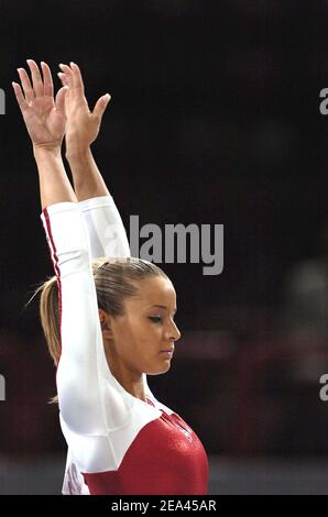 Alicia Sacramone des Etats-Unis d'Amérique concurrence sur le faisceau de balance lors du 14ème 'international de France' de gymnastique, au stade POPB, à Paris, France, le 20 mai 2005. Photo de Nicolas Gouhier/CAMELEON/ABACA. Banque D'Images