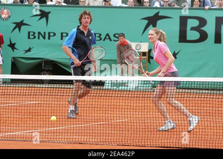 L'ancien joueur allemand Steffi Graf et le joueur russe de tennis Marat Safin au stade Roland Garros, à Paris, en France, le 22 mai 2005. Photo de Laurent Zabulon/CAMELEON/ABACA. Banque D'Images