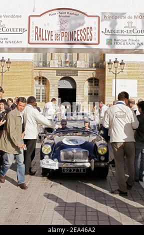 Hélène de Yougoslavia et la journaliste de télévision Karen Minier sur le départ de la 6e édition de 'Rallye des Princesses' à partir de la place Vendôme à Paris le 23 mai 2005 vers Monaco. Photo de Laurent Zabulon/ABACA. Banque D'Images