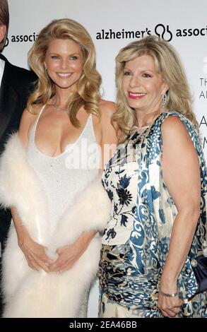 L'ancienne mannequin et actrice Christie Brinkley et la princesse HRH Yasmin Aga Khan arrivent au gala des American image Awards 2005 de l'AAFA qui s'est tenu à l'hôtel Hyatt de New York City, NY, USA, le lundi 23 mai 2005. Photo de Nicolas Khayat/ABACA Banque D'Images