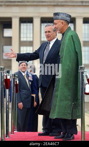 Le secrétaire américain à la Défense, Donald H. Rumsfeld, organise une cérémonie d'honneur pour accueillir le président afghan Hamid Karzaï au Pentagone à Washington, aux États-Unis, le 23 2005 mai. Photo par Olivier Douliery/ABACA Banque D'Images