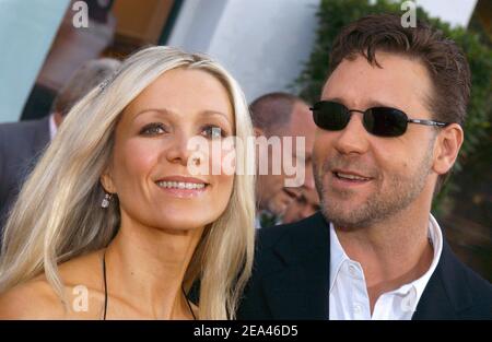 Russell Crowe et sa femme Danielle Spencer assistent à la première mondiale de 'Cendrillon Man' d'Universal Pictures, qui s'est tenue à Universal City Walk, en Californie, le 23 mai 2005. Photo de Lionel Hahn/ABACA Banque D'Images