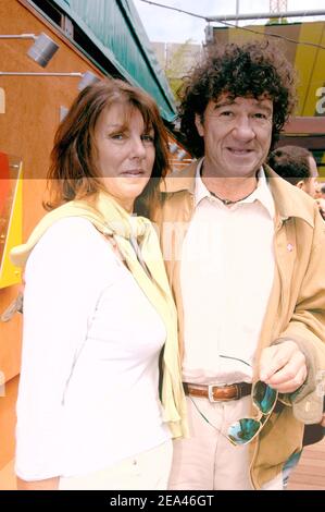 Le chanteur canadien Robert Charlebois et son épouse photographiés au Roland Garros 'VIP Village' lors de l'Open de tennis 2005 à Roland-Garros à Paris-France le 24 mai 2005. Photo de Gorassini-Zabulon/ABACA Banque D'Images