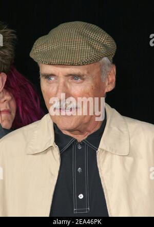 Dennis Hopper assiste à la première mondiale de Lords of Dogtown qui s'est tenue au Mann's Chinese Theatre à Hollywood, en Californie, le 24 mai 2005. Photo par Amanda Parks/ABACA Banque D'Images