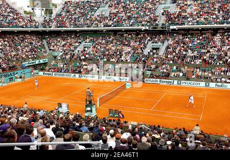 US Andre Agassi joue contre Jarkko Nieminen de Finlande dans le premier tour de l'Open de France à Roland Garros à Paris le 24 mai 2005. Nieminen a gagné 7-5, 4-6, 6-7(6), 6-1,6-0. Photo de Gorassini-Zabulon/Cameleon/ABACA. Banque D'Images