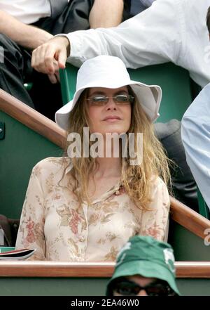 L'actrice française Cyrielle Claire participe au match entre Richard Gasquet et Peter Wessels des pays-Bas à l'Open de France au stade Roland Garros à Paris, en France, le 25 mai 2005. Photo de Gorassini-Zabulon/ABACA. Banque D'Images