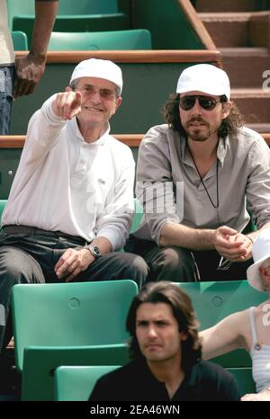 Le réalisateur français Claude Lelouch (L) participe au match entre Richard Gasquet et Peter Wessels des pays-Bas à l'Open de France au stade Roland Garros de Paris, France, le 25 mai 2005. Photo de Gorassini-Zabulon/ABACA. Banque D'Images