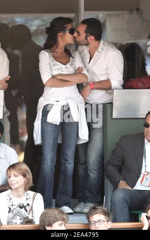 L'actrice française Melanie Doutey et son petit ami regardent le match entre Safin et Ferrero lors de la troisième manche de l'Open de France au stade Roland Garros à Paris, France, le 28 mai 2005. Photo de Gorassini-Zabulon/ABACA. Banque D'Images