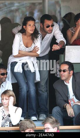 L'actrice française Melanie Doutey et son petit ami regardent le match entre Safin et Ferrero lors de la troisième manche de l'Open de France au stade Roland Garros à Paris, France, le 28 mai 2005. Photo de Gorassini-Zabulon/ABACA. Banque D'Images