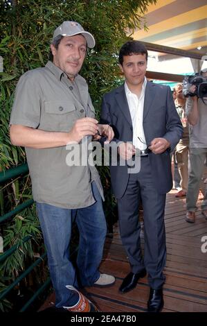 L'acteur et réalisateur français Alain Chabat et le chanteur Rai Faudel à l'Open de France du stade Roland Garros à Paris, France, le 28 mai 2005. Photo de Gorassini-Zabulon/ABACA Banque D'Images