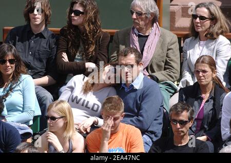 Dany Boon, humoriste français, et sa femme enceinte Girlfrind Yael, regardent le match entre Sébastien Grosjean et Rafael Nadal lors de la quatrième manche de l'Open de France au stade Roland Garros à Paris, France, le 30 mai 2005. Photo de Gorassini-Zabulon/ABACA Banque D'Images