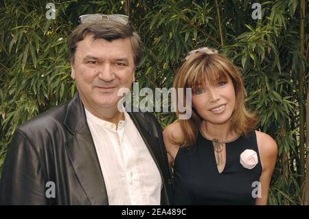La chanteuse et actrice française Isabelle Morizet aka Karen Cheryl et son mari Jerome Bellay posent au Roland Garros 'VIP Village' lors de l'ouverture de tennis française 2005 à Roland Garros à Paris, France, le 1er juin 2005. Photo de Gorassini-Zabulon/ABACA Banque D'Images