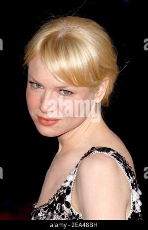 Renee Zellweger, membre de la chaîne, pose à son arrivée à la première « Cendrillon Man » qui s'est tenue au Loews Lincoln Square à New York, NY, États-Unis, le mercredi 1er juin 2005. Photo de Nicolas Khayat/ABACA. Banque D'Images