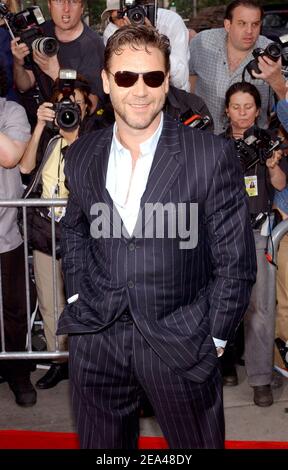 Russell Crowe, membre de la chaîne, pose alors qu'elle arrive à la première « Cendrillon Man » qui s'est tenue au Loews Lincoln Square à New York, NY, États-Unis, le mercredi 1er juin 2005. Photo de Nicolas Khayat/ABACA. Banque D'Images