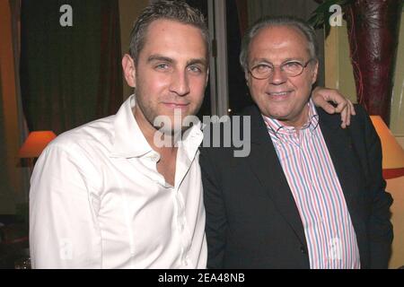 Exclusif. Gerard Louvin, producteur français de télévision, pose avec son assistant lors de la soirée d'après-fête du « Best of Maurice Bejart » à l'Etoile à Paris, France, le 02 juin 2005. Photo de Benoit Pinguet/ABACA. Banque D'Images