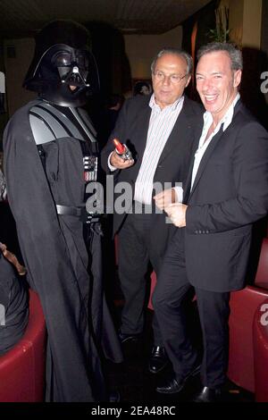 Exclusif. Gerard Louvin et Tony Gomez, producteurs de télévision français, posent lors de la fête des 'Star Warss' à 'l'Etoile' à Paris, en France, le 02 juin 2005. Photo de Benoit Pinguet/ABACA. Banque D'Images