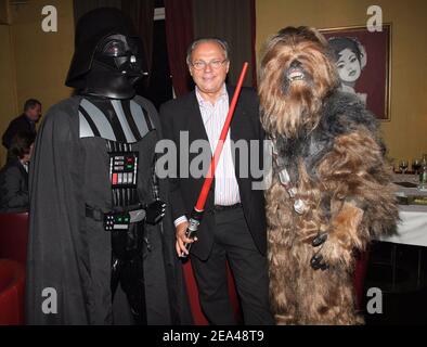 Exclusif. Gerard Louvin, producteur de télévision français, pose lors de la fête de la Guerre des Star à l'Etoile à Paris, en France, le 02 juin 2005. Photo de Benoit Pinguet/ABACA. Banque D'Images