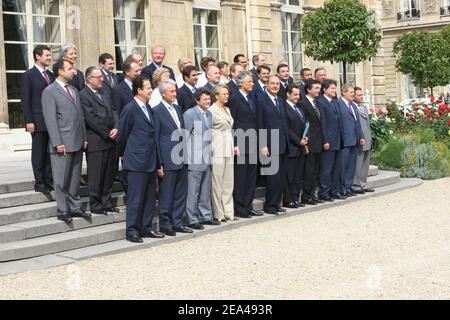 Le président français Jacques Chirac (C) fait des gestes entre le Premier ministre Dominique de Villepin (L) et le ministre de l'intérieur Nicolas Sarkozy (R) pour signaler la fin de la séance traditionnelle de photos de famille à la suite de la première réunion du cabinet à l'Elysée Palace de Paris, en juin 3. 2005. Photo de Mousse-Klein/ABACA Banque D'Images