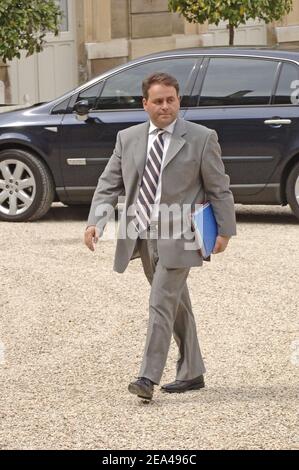 Le nouveau ministre français de la Santé Xavier Bertrand arrive au premier Conseil des ministres du nouveau gouvernement de Villepin à l'Elysée à Paris, le 3 juin 2005. Photo de Klein-Mousse/ABACA. Banque D'Images