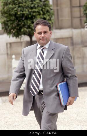 Le nouveau ministre français de la Santé Xavier Bertrand arrive au premier Conseil des ministres du nouveau gouvernement de Villepin à l'Elysée à Paris, le 3 juin 2005. Photo de Klein-Mousse/ABACA. Banque D'Images