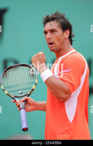 Le joueur argentin Mariano Puerta bat le russe Nikolay Davydenko 6-3, 5-7, 6-4, 6-4 dans leur demi-finale de l'Open de tennis français à l'arène Roland Garros à Paris, France, le 03 juin 2005. Photo de Gorassini-Zabulon/CAMELEON/ABACA. Banque D'Images