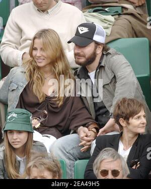 L'acteur français Michael Youn et sa petite amie espagnole l'actrice Elsa Pataky assistent à la finale féminine de l'Open de France au stade Roland Garros à Paris, en France, le 04 juin 2005. Photo de Gorassini-Zabulon/ABACA. Banque D'Images