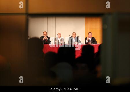 Laurent Fabius, chef adjoint du Parti socialiste français et François Hollande, premier secrétaire du Parti socialiste français où il a été mis à la porte après avoir rompu les rangs du parti et fait campagne contre la constitution de l'UE au sein du comité à Paris le 4 juin 2005. Photo de Mousse/ABACA. Banque D'Images