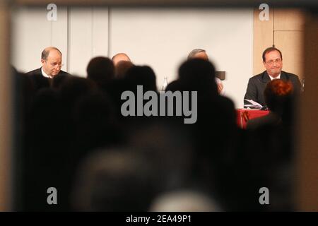 Laurent Fabius, chef adjoint du Parti socialiste français et François Hollande, premier secrétaire du Parti socialiste français où il a été mis à la porte après avoir rompu les rangs du parti et fait campagne contre la constitution de l'UE au sein du comité à Paris le 4 juin 2005. Photo de Mousse/ABACA. Banque D'Images