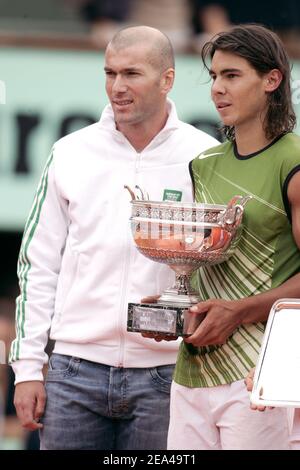 Zinedine Zidane, joueur de football français, présente le trophée au gagnant Espagne Rafael Nadal (6-7, 6-1, 6-4, 7-5) contre Mariano Puerta, Argentine, lors de l'ouverture du tennis français à l'arène Roland Garros, à Paris, le 5 juin 2005. Photo de Gorassini-Zabulon/CAMELEON/ABACA. Banque D'Images