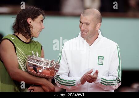 Zinedine Zidane, joueur de football français, présente le trophée et félicite le gagnant Espagne Rafael Nadal (6-7, 6-1, 6-4, 7-5) contre Mariano Puerta Argentine à l'ouverture du tennis français à l'arène Roland Garros, à Paris, le 5 juin 2005. Photo de Gorassini-Zabulon/CAMELEON/ABACA. Banque D'Images