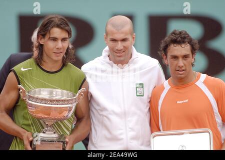 Zinedine Zidane, joueur de football français, présente le trophée au gagnant Espagne Rafael Nadal (6-7, 6-1, 6-4, 7-5) contre Mariano Puerta, Argentine, lors de l'ouverture du tennis français à l'arène Roland Garros, à Paris, le 5 juin 2005. Photo de Gorassini-Zabulon/CAMELEON/ABACA. Banque D'Images