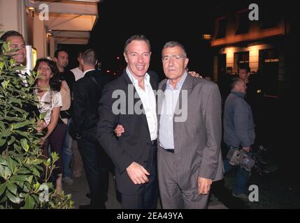 EXCLUSIF. Le vice-président d'AJ Auxerre, Gerard Bourgoin (R), et le directeur du club, Tony Gomez, célèbrent la victoire d'Auxerre lors de la finale de la coupe française 2005 à l'Etoile, Paris, France, le 4 juin 2005. Photo de Benoit Pinguet/ABACA. Banque D'Images