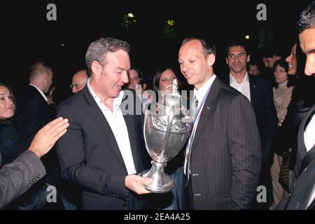 EXCLUSIF. Yann Lachuer, capitaine d'AJ Auxerre, et Tony Gomez, directeur de club, célèbrent la victoire d'Auxerre lors de la finale de la coupe française 2005 à l'Etoile, Paris, France, le 4 juin 2005. Photo de Benoit Pinguet/ABACA. Banque D'Images