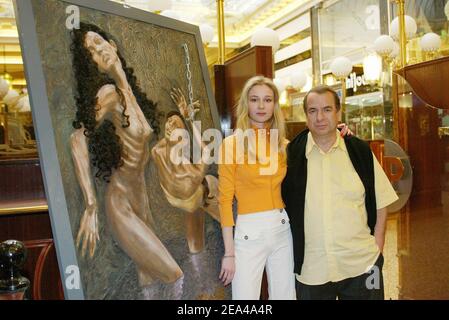 Née en Pologne, Eva Kowalewska pose avec son compagnon l'auteur français Paul-Loup Sulitzer lors de son exposition de peinture à la galerie champs-Elysées à Paris, en France, le 5 juin 2005. Photo de Mehdi Taamallah/ABACA. Banque D'Images