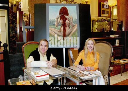 Née en Pologne, Eva Kowalewska pose avec son compagnon l'auteur français Paul-Loup Sulitzer lors de son exposition de peinture à la galerie champs-Elysées à Paris, en France, le 5 juin 2005. Photo de Mehdi Taamallah/ABACA. Banque D'Images