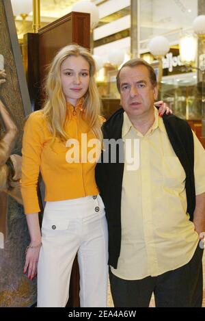 Née en Pologne, Eva Kowalewska pose avec son compagnon l'auteur français Paul-Loup Sulitzer lors de son exposition de peinture à la galerie champs-Elysées à Paris, en France, le 5 juin 2005. Photo de Mehdi Taamallah/ABACA. Banque D'Images