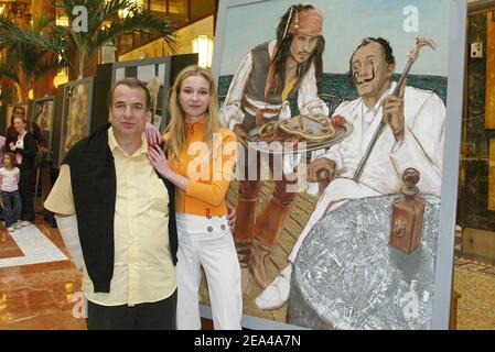 Née en Pologne, Eva Kowalewska pose avec son compagnon l'auteur français Paul-Loup Sulitzer lors de son exposition de peinture à la galerie champs-Elysées à Paris, en France, le 5 juin 2005. Photo de Mehdi Taamallah/ABACA. Banque D'Images