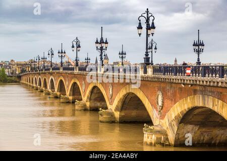 Pont de pierre, vieux pont de poney à Bordeaux en une belle journée d'été, France Banque D'Images