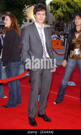 L'acteur américain Adam Brody pose alors qu'il arrive à la première mondiale de « Me & Mrs Smith » au Mann Village Theatre de Los Angeles, CA, USA, le 7 juin 2005. Photo de Lionel Hahn/ABACA. Banque D'Images