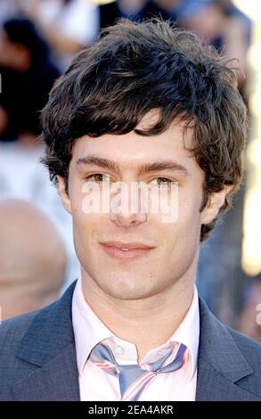 L'acteur américain Adam Brody pose alors qu'il arrive à la première mondiale de « Me & Mrs Smith » au Mann Village Theatre de Los Angeles, CA, USA, le 7 juin 2005. Photo de Lionel Hahn/ABACA. Banque D'Images