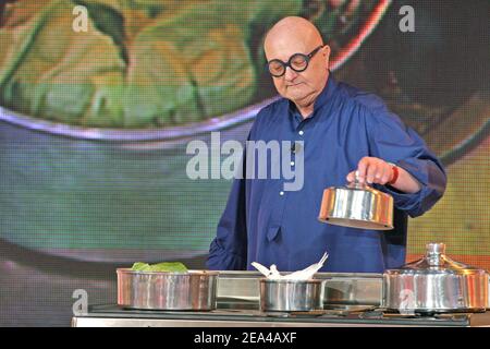 Le journaliste français Jean-Pierre Coffe pendant la mise en ligne de l'émission de Michel Drucker 'vivre Dimanche' au Studio Gabriel à Paris, France, le 8 juin 2005. Le spectacle est dédié à Patrick Sébastien. Photo de Jean-Jacques Datcary/ABACA. Banque D'Images