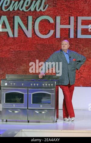 Le journaliste français Jean-Pierre Coffe pendant la mise en ligne de l'émission de Michel Drucker 'vivre Dimanche' au Studio Gabriel à Paris, France, le 8 juin 2005. Le spectacle est dédié à Patrick Sébastien. Photo de Jean-Jacques Datcary/ABACA. Banque D'Images